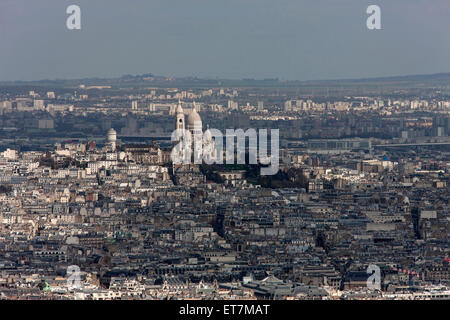 Gebäude mit Montmartre in der Ferne, überfüllt, Sacre Coeur, Montmartre, Paris, Frankreich Stockfoto