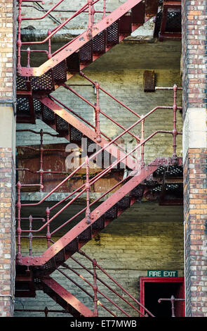 Treppe in einem heruntergekommenen Gebäude im nördlichen Viertel, Manchester Stockfoto