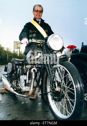 John Fawcett ist mit seinem 1937 Velocette abgebildet, die er seit 22 Jahren im Besitz. John, der am Marton lebt, war eines der vielen Fahrrad- und Besitzer, die ihre herrlichen Maschinen entlang zu den jüngsten viktorianischen feiern in Saltburn nahm. 9. August 1992. Stockfoto