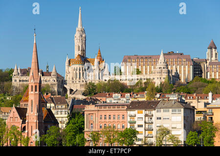 Reformierte Kirche, Matthiaskirche, Fischer Bastion und Hotel Hilton, Budapest, Ungarn Stockfoto