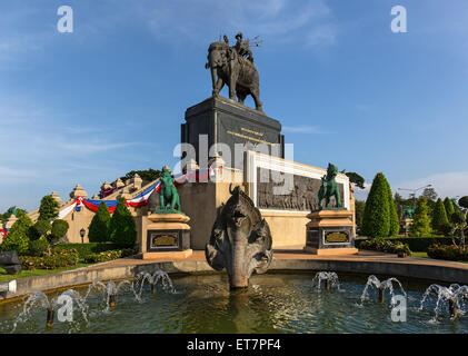 König Rama I Denkmal, Elefant, Kreisverkehr, Buri Ram, Provinz Buriram, Isan, Isaan, Thailand Stockfoto