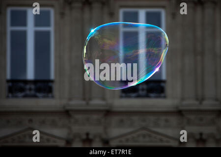 Nahaufnahme von Seifenblasen schweben in der Luft, Paris, Frankreich Stockfoto