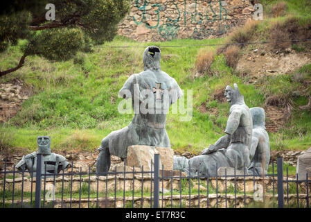 Denkmal vor dem Hügel mit mittelalterlichen Zitadelle genannt Gori Festung in der Stadt Gori, Goergia Stockfoto