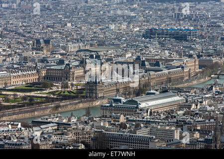 Erhöhte Ansicht der Pyramide du Louvre, Paris, Frankreich Stockfoto