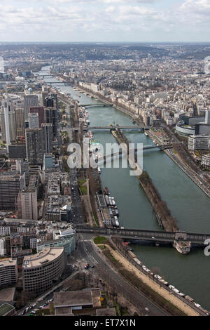 Luftaufnahme eines Flusses durch eine Stadt, Seineufer, Paris, Frankreich Stockfoto