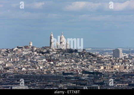 Gebäude mit Montmartre in der Ferne, überfüllt, Sacre Coeur, Montmartre, Paris, Frankreich Stockfoto
