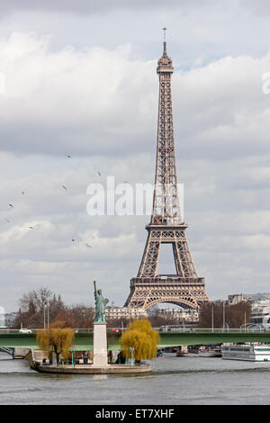 Replik der Statue of Liberty in der Nähe von Pont Grenelle mit Eiffelturm im Hintergrund, Paris, Frankreich Stockfoto