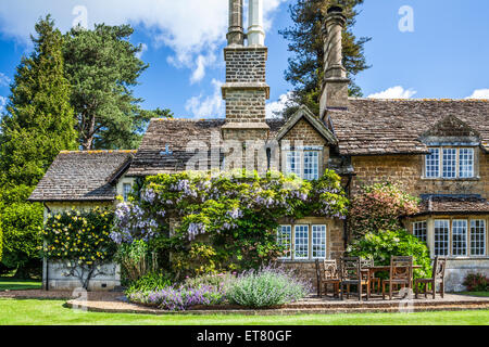 Der Garten einer georgischen Lodge im Sommer. Stockfoto