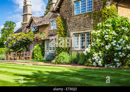 Der Garten einer georgischen Lodge im Sommer. Stockfoto