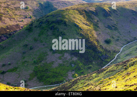 Mott Straße Fußweg hinauf durch Carding Mill Valley auf dem Plateau des Long Mynd, in der Nähe von Kirche Stretton, Shropshire Stockfoto