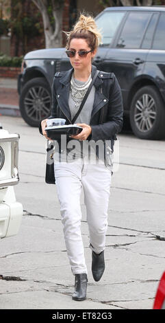 Ashley Tisdale findet ihr Mittagessen auf Melrose Place mit gehen: Ashley Tisdale Where: Los Angeles, California, Vereinigte Staaten von Amerika bei: Kredit-19. Dezember 2014: revolutionpix/WENN.com Stockfoto