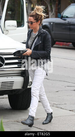 Ashley Tisdale findet ihr Mittagessen auf Melrose Place mit gehen: Ashley Tisdale Where: Los Angeles, California, Vereinigte Staaten von Amerika bei: Kredit-19. Dezember 2014: revolutionpix/WENN.com Stockfoto