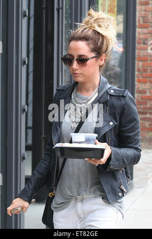 Ashley Tisdale findet ihr Mittagessen auf Melrose Place mit gehen: Ashley Tisdale Where: Los Angeles, California, Vereinigte Staaten von Amerika bei: Kredit-19. Dezember 2014: revolutionpix/WENN.com Stockfoto