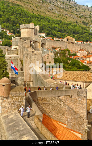 Touristen zu Fuß die alte Stadtmauer von Dubrovnik an sich Haufen, Dubrovnik City, Kroatien, Adria. Stockfoto