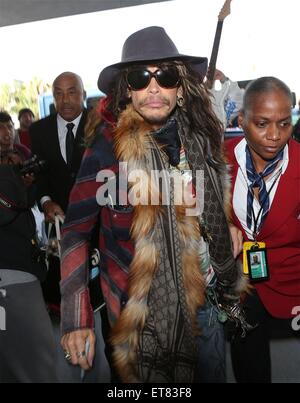 Steven Tyler fährt ab LAX Flughafen Los Angeles mit: Steven Tyler Where: Los Angeles, California, Vereinigte Staaten von Amerika bei: 19. Dezember 2014 Credit: WENN.com Stockfoto