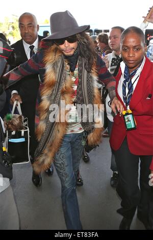 Steven Tyler fährt ab LAX Flughafen Los Angeles mit: Steven Tyler Where: Los Angeles, California, Vereinigte Staaten von Amerika bei: 19. Dezember 2014 Credit: WENN.com Stockfoto