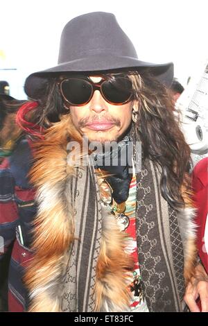 Steven Tyler fährt ab LAX Flughafen Los Angeles mit: Steven Tyler Where: Los Angeles, California, Vereinigte Staaten von Amerika bei: 19. Dezember 2014 Credit: WENN.com Stockfoto