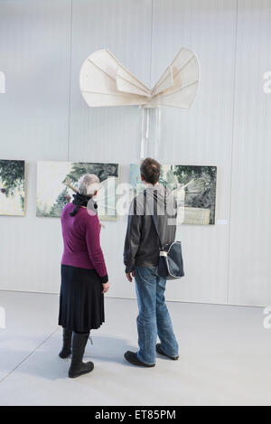 Besucher betrachten Gemälde in eine Art Galerie, Bayern, Deutschland Stockfoto