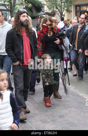 Desperate Housewives, Drea de Matteo nimmt ihre Familie einkaufen bei The Grove mit Hollywood: Drea de Matteo, Alabama Gypsyrose Jennings, Shooter Jennings wo: Los Angeles, California, Vereinigte Staaten von Amerika bei: 21. Dezember 2014 Credit: WENN.com Stockfoto