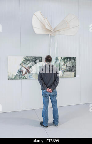 Besucher betrachten Gemälde in eine Art Galerie, Bayern, Deutschland Stockfoto