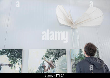 Besucher betrachten Gemälde in eine Art Galerie, Bayern, Deutschland Stockfoto