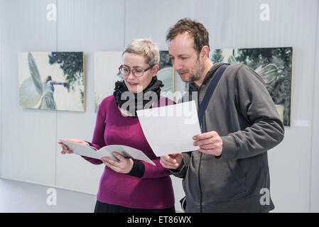 Besucher betrachten Broschüren in eine Art Galerie, Bayern, Deutschland Stockfoto