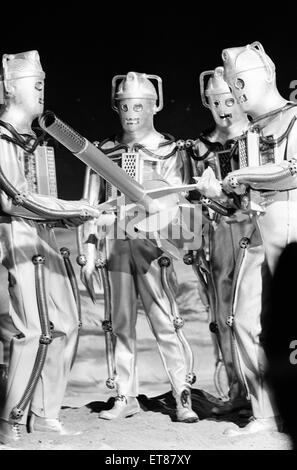 Doctor Who 1967 BBC TV-Programm. Die Geschichte-Features mit dem Titel der Rückkehr der Cybermen in Episoden The Moonbase, 11. Februar bis 4. März 1967 erstmals ausgestrahlt. Abgebildet, am Set, Dreharbeiten Szene, Fernsehstudios, Ealing, 19. Januar 1967. Stockfoto