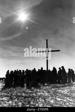 Karfreitag Service bei Tunstall Hill, mit Holzkreuz von Gemeinde St Cecilia römisch-katholische Kirche, Sunderland, Tyne and Wear durchgeführt. 28. März 1975. Stockfoto