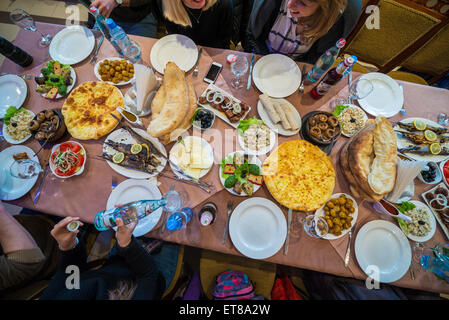 Georgische traditionelle Speisen wie Imeretian Khachapuri, gebratenen Pilzen, Pkhali Salat, gebratene Fshes und Kartoffeln und Lamm kebab Stockfoto