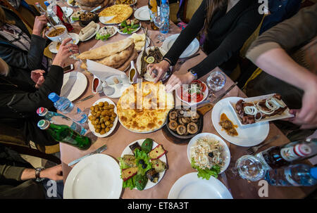 Georgische traditionelle Speisen wie Imeretian Khachapuri, gebratenen Pilzen, Pkhali Salat, gebratene Fshes und Kartoffeln und Lamm kebab Stockfoto