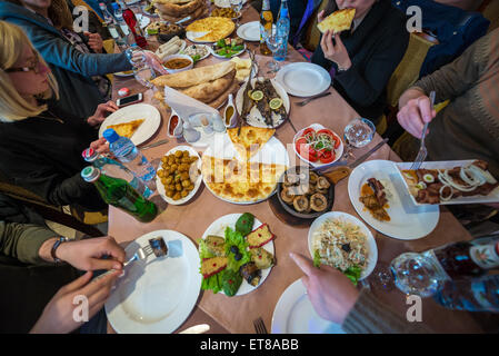 Georgische traditionelle Speisen wie Imeretian Khachapuri, gebratenen Pilzen, Pkhali Salat, gebratene Fshes und Kartoffeln und Lamm kebab Stockfoto
