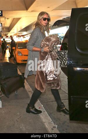 Lady Victoria Hervey kommt auf einem Flug zum Los Angeles International Airport (LAX) schieben eine Gepäck Wagen Featuring: Lady Victoria Hervey Where: Los Angeles, California, Vereinigte Staaten von Amerika bei: 22. Dezember 2014 Credit: WENN.com Stockfoto