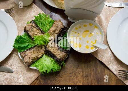 Georgische traditionelle Gerichte Gericht namens Pkhali mit gehackten Gemüse, Walnüsse; Knoblauch und Zwiebel Stockfoto