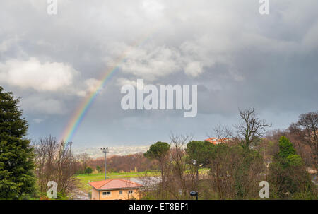 Regenbogen im Tal am Monte Compatri, einer kleinen Stadt in der Nähe von Rom, Italien Stockfoto