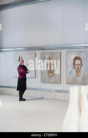 Reife Frau in eine Art Galerie, Bayern, Deutschland Stockfoto