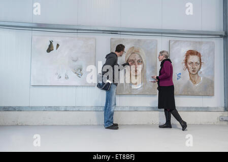 Paar bewundern Malerei in eine Art Galerie, Bayern, Deutschland Stockfoto