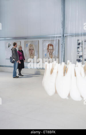 Paar bewundern Gemälde in eine Art Galerie, Bayern, Deutschland Stockfoto