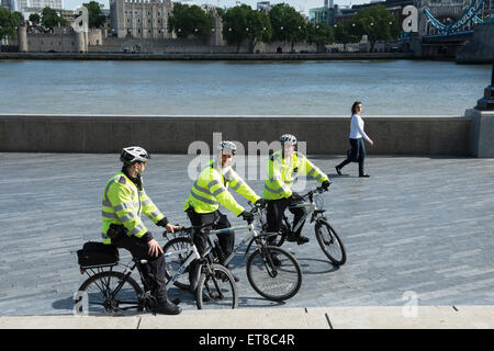 City Of London Police Officers auf Mountainbikes vor Tower Bridge von der Themse Stockfoto