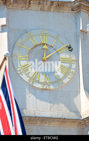 London, England, Vereinigtes Königreich. Whitehall - Uhr in Horse Guards Parade mit schwarzen Zeichen auf 02:00, die Zeit Karls I Ausführung Stockfoto