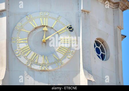 London, England, Vereinigtes Königreich. Whitehall - Uhr in Horse Guards Parade mit schwarzen Zeichen auf 02:00, die Zeit Karls I Ausführung Stockfoto