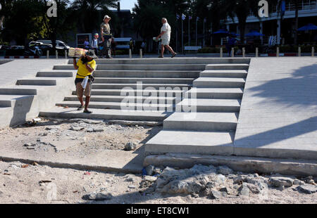 Gefährlich für Rollstuhlfahrer barrierefrei Rampe zum Strand in Pattaya Thailand Stockfoto