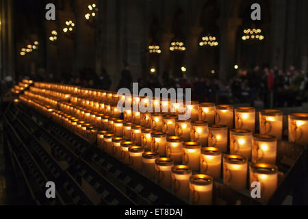 Votiv Kerzen in der Basilika Notre-Dame de Fourvière, Lyon, Paris, Frankreich Stockfoto