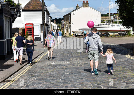 Menschen zu Fuß entlang der Hauptstraße in der historischen Fischerdorfes Dorf Leigh on Sea in Essex. Stockfoto