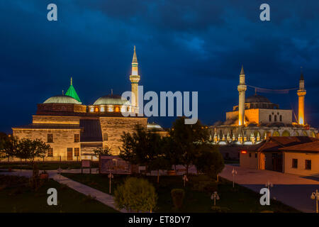 Nachtansicht der Mevlana Museum und Selimiye Moschee, Konya, Türkei Stockfoto