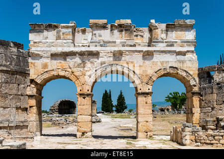 Domitian Tor und Hauptstraße in Hierapolis Pamukkale, Türkei Stockfoto