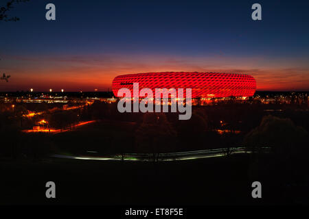 Blick auf die beleuchtete Allianz Arena, München, Bayern, Deutschland Stockfoto