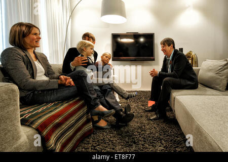 Berlin, Deutschland, Bundesumweltminister Barbara Hendricks, SPD und Bewohner der Effizienz Haus Plus Stockfoto