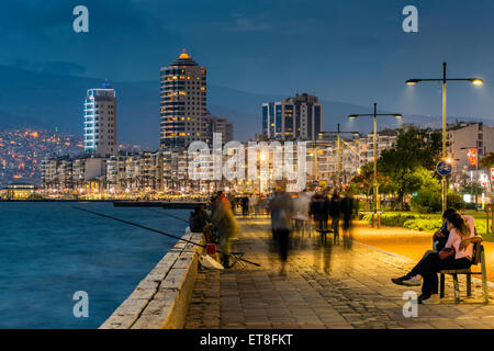 Die Skyline der Stadt mit Kordon-Meer-Promenade bei Nacht, Izmir, Türkei Stockfoto