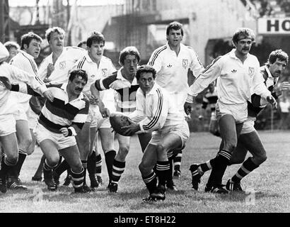 Walisischer Rugby-Union-Finale - Pontypool 18-6 Swansea. Scrum halb Huw Davies bekommt den Ball Weg für Swansea.  30. April 1983. Stockfoto