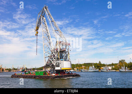 Riesige Schwimmkran bei der Arbeit im Hafen von Gdynia, Polen. Stockfoto